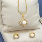 Falguni Pendant Set with Chain