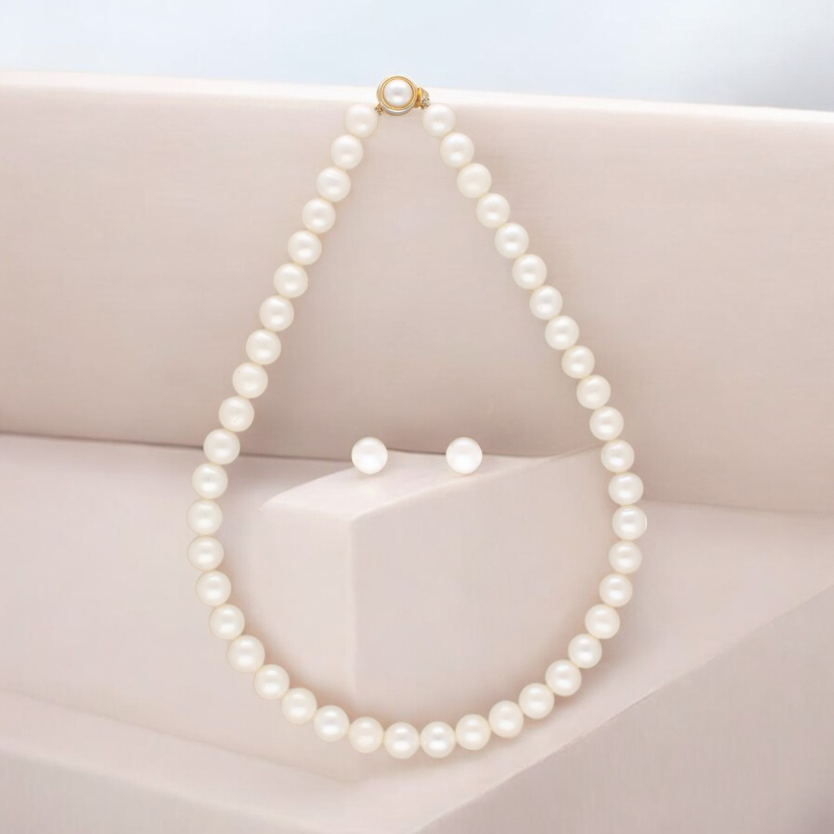 White Line Round Pearl Necklace