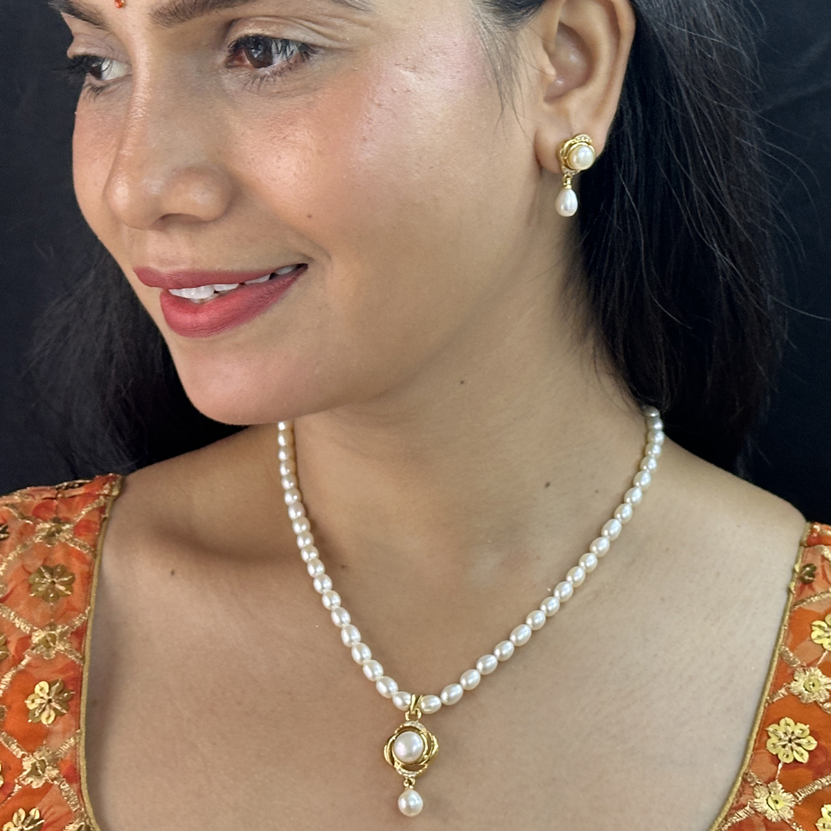 Gleaming Pearl Necklace Set