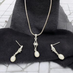 Cally Pearl Pendant Set