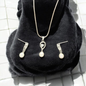 Amora Pearl Pendant Set
